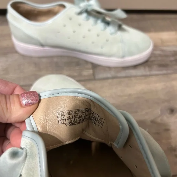 Vionic Keke women's supportive sneakers light blue suede with ribbon laces - Picture 2 of 7